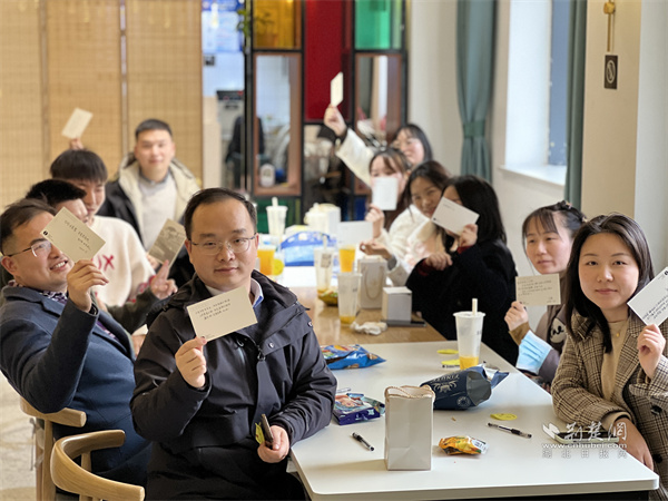 联谊会上大家写下寄语卡片.JPG