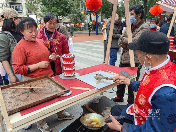 非遗手艺人“挥糖画”.jpg.jpg