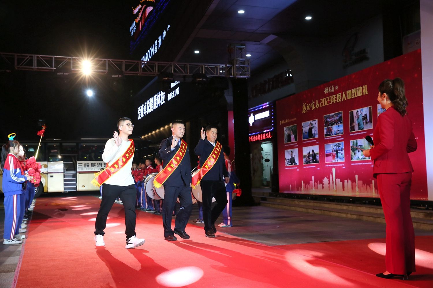 4 “感动宜昌”年度人物走红毯步入会场.jpg.jpg