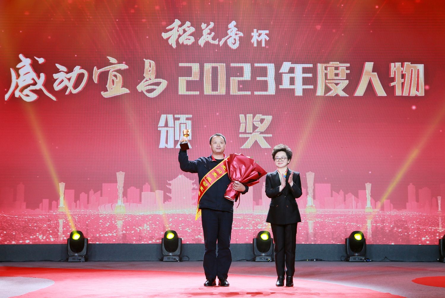 5 方丽华（右）为邓兰舟颁奖.jpg.jpg