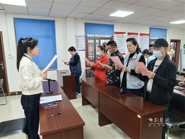 社区党委书记带领大家宣读倡议书.jpg