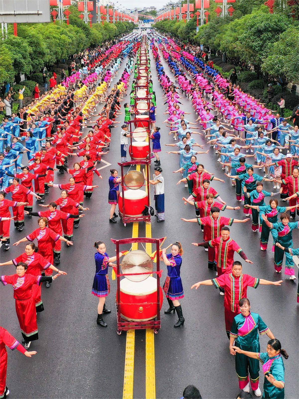 今日好稿丨千年摆手舞“摆”上世界舞台