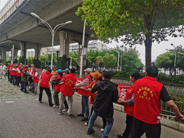 新就业劳动者和户外劳动者开展拔河比赛.JPG