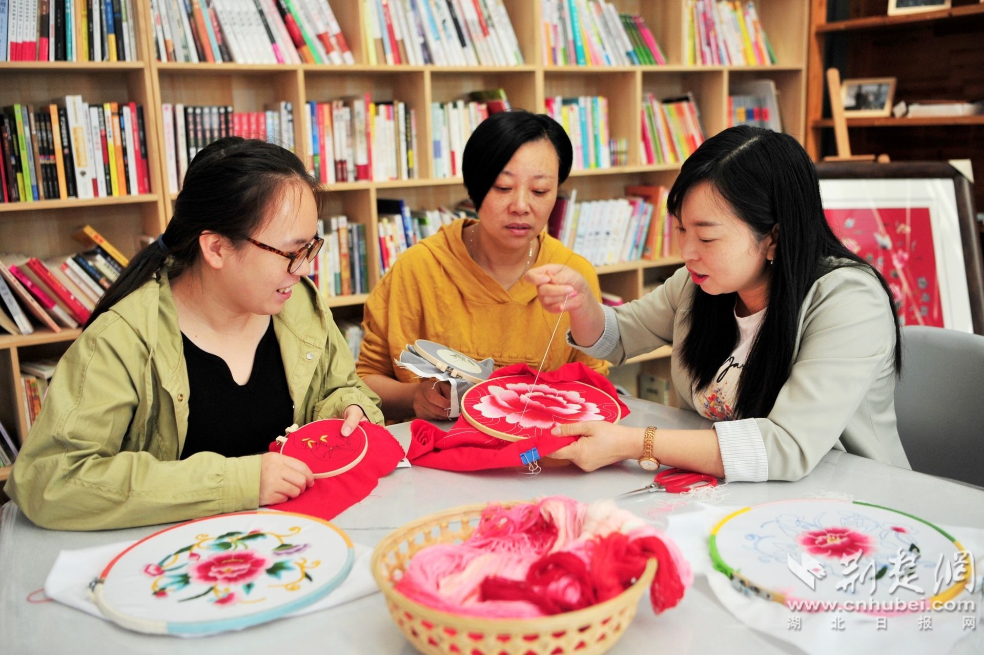 宜昌市夷陵区太平溪镇许家冲村绣女工艺品专业合作员工在缝制“牵花绣”手工艺品。张国荣 摄.jpg.jpg
