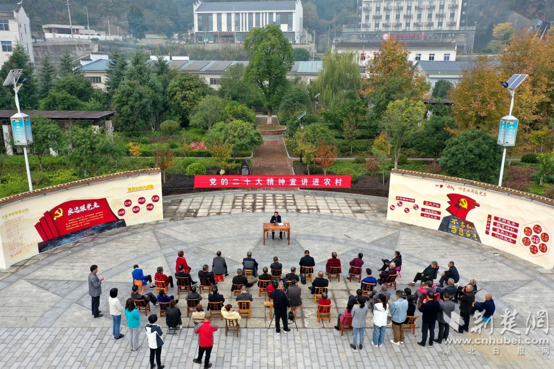 在宜昌市夷陵区太平溪镇许家冲村，全国优秀基层理论宣讲员、“百姓名嘴”王传胜以“顺口溜”的形式为三峡移民群众宣讲党的二十大精神。李
