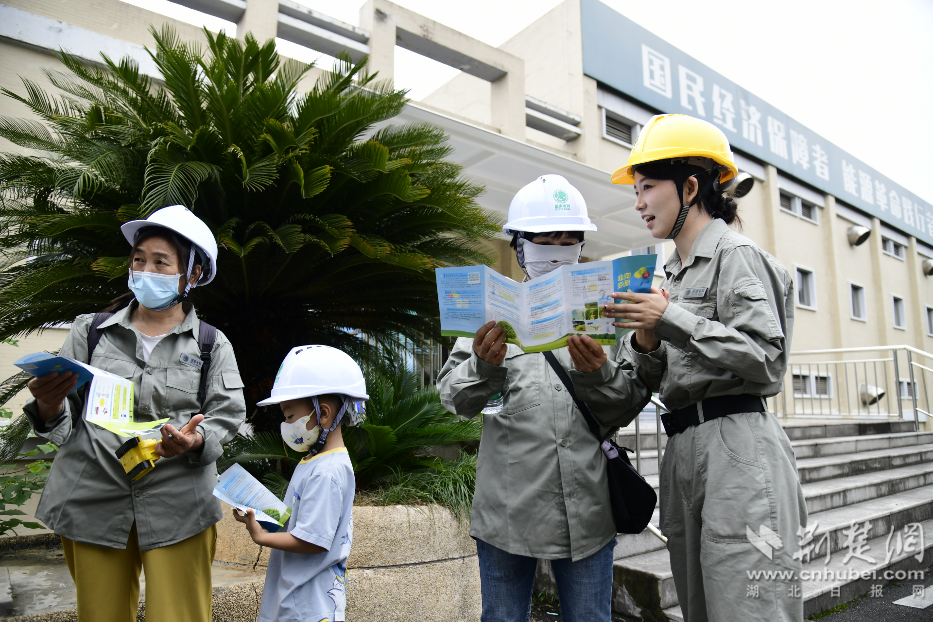 谈“辐”色变大可不必！宜昌市民代表走进变电站了解电磁知识(图1)