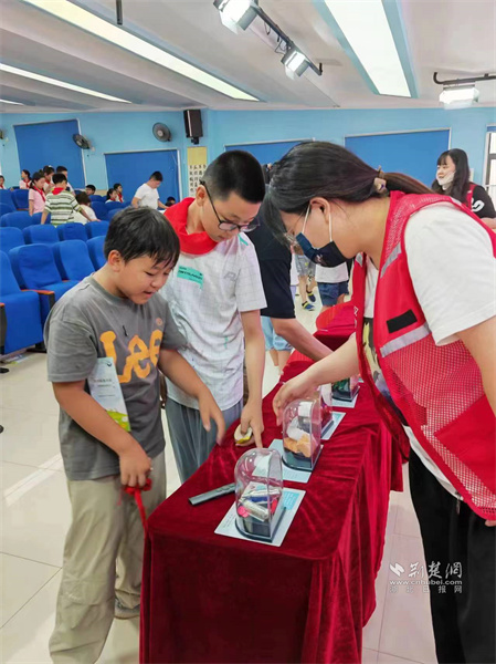 禁毒社工带学生们了解新型伪装毒品。.jpg