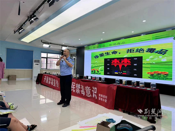 派出所武警官讲解禁毒相关法律法规。.jpg