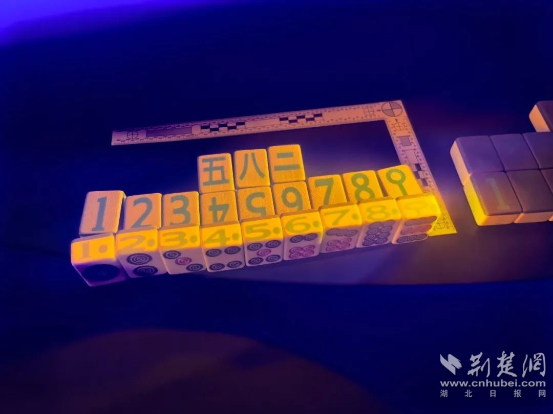 图说:犯罪嫌疑人万某使用的“作弊”麻将牌.jpg