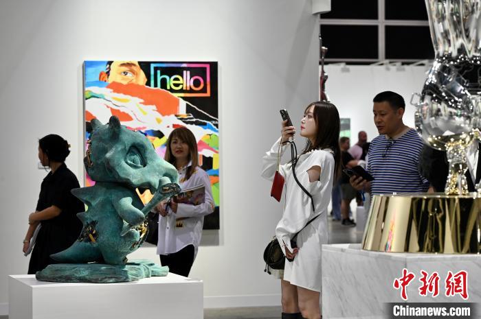 2025年巴塞尔艺术展香港展会首日：人如潮涌 销情畅旺
