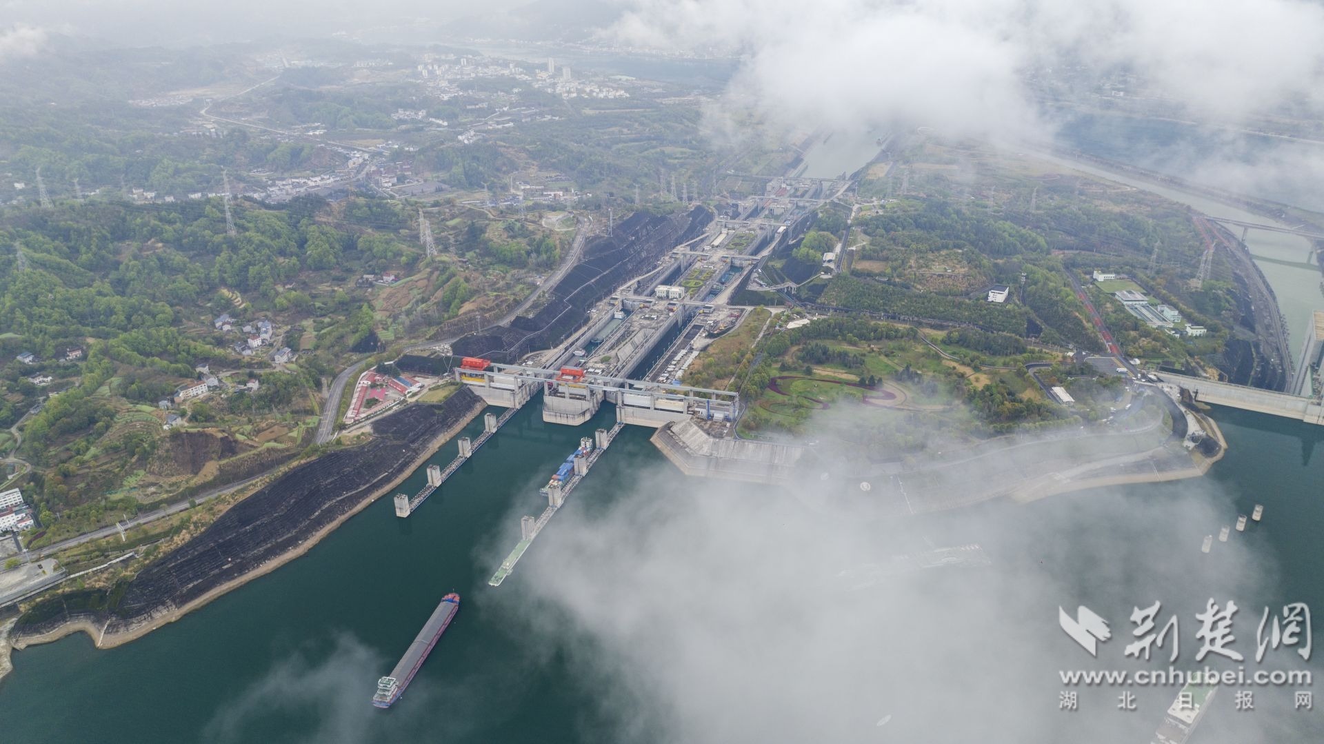 2025年3月28日，来往船舶有序通过三峡五级船闸。.jpg.jpg
