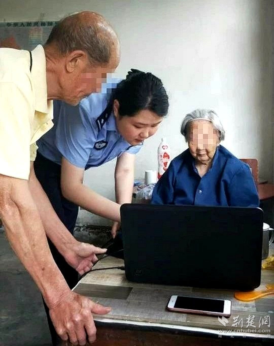 上门为行动不便的高龄老人办证.jpg.jpg