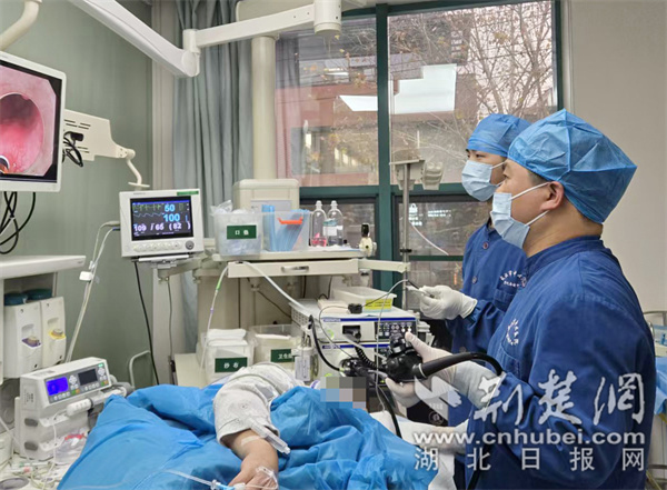 消化内科专家为患者进行内镜微创手术.jpg