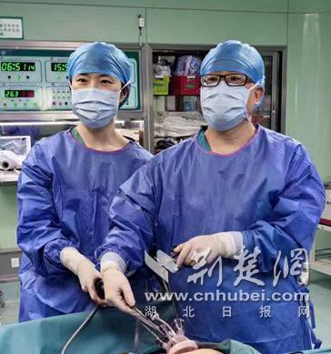妇科专家团队为患者实施单孔腹腔镜手术.jpg