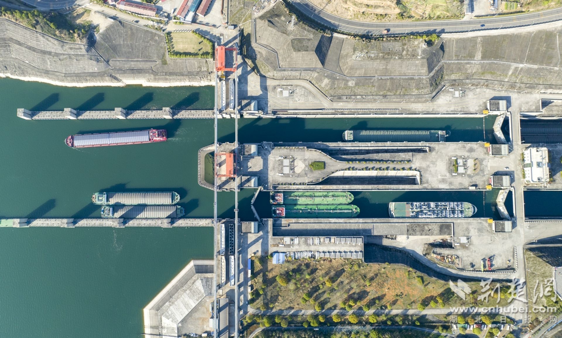 2025年3月25日，来往船舶有序通过三峡五级船闸。 (5).jpg.jpg