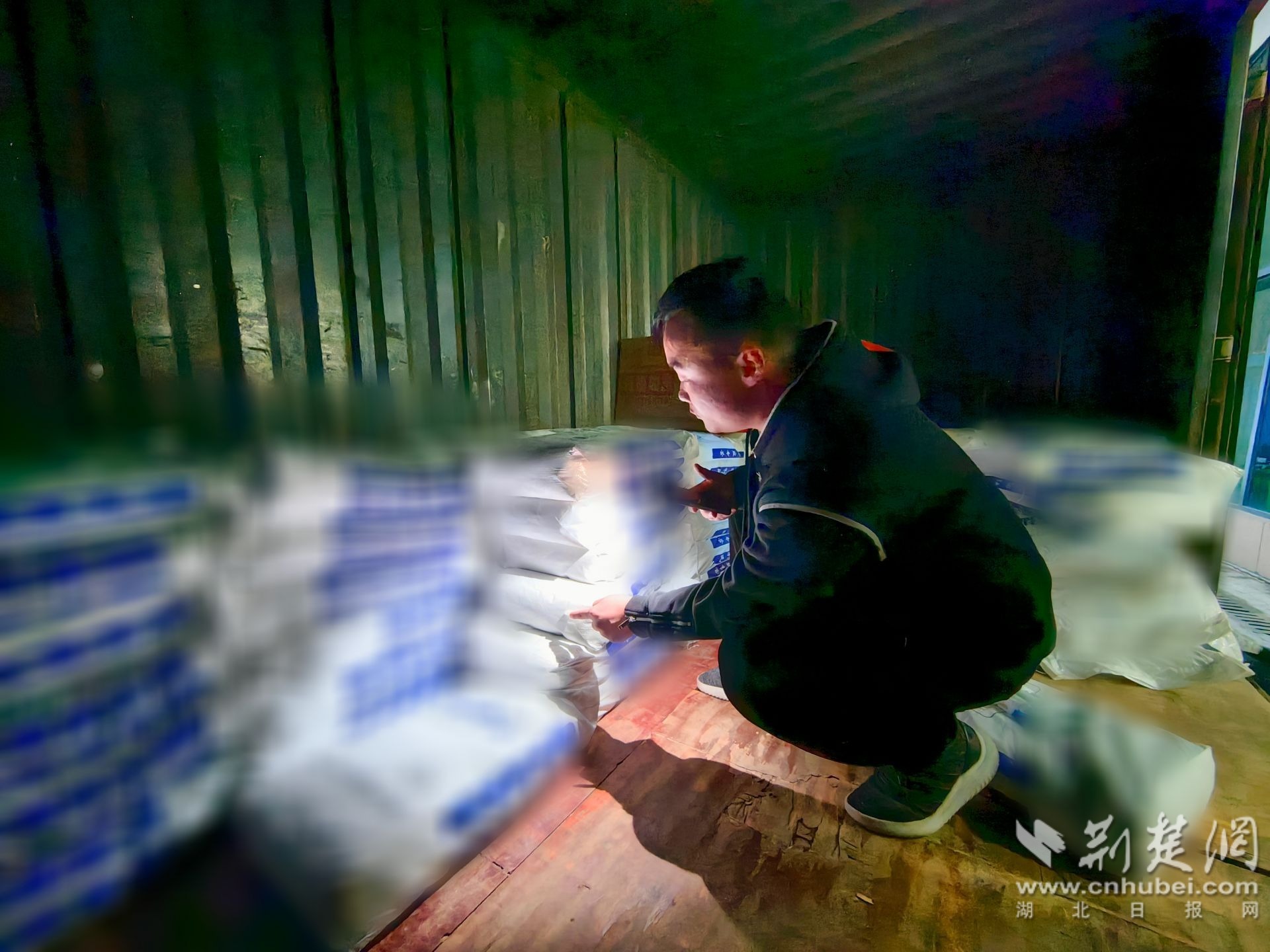 图为宜昌市公安局民警在某仓库内查获假冒调味品.jpg.jpg