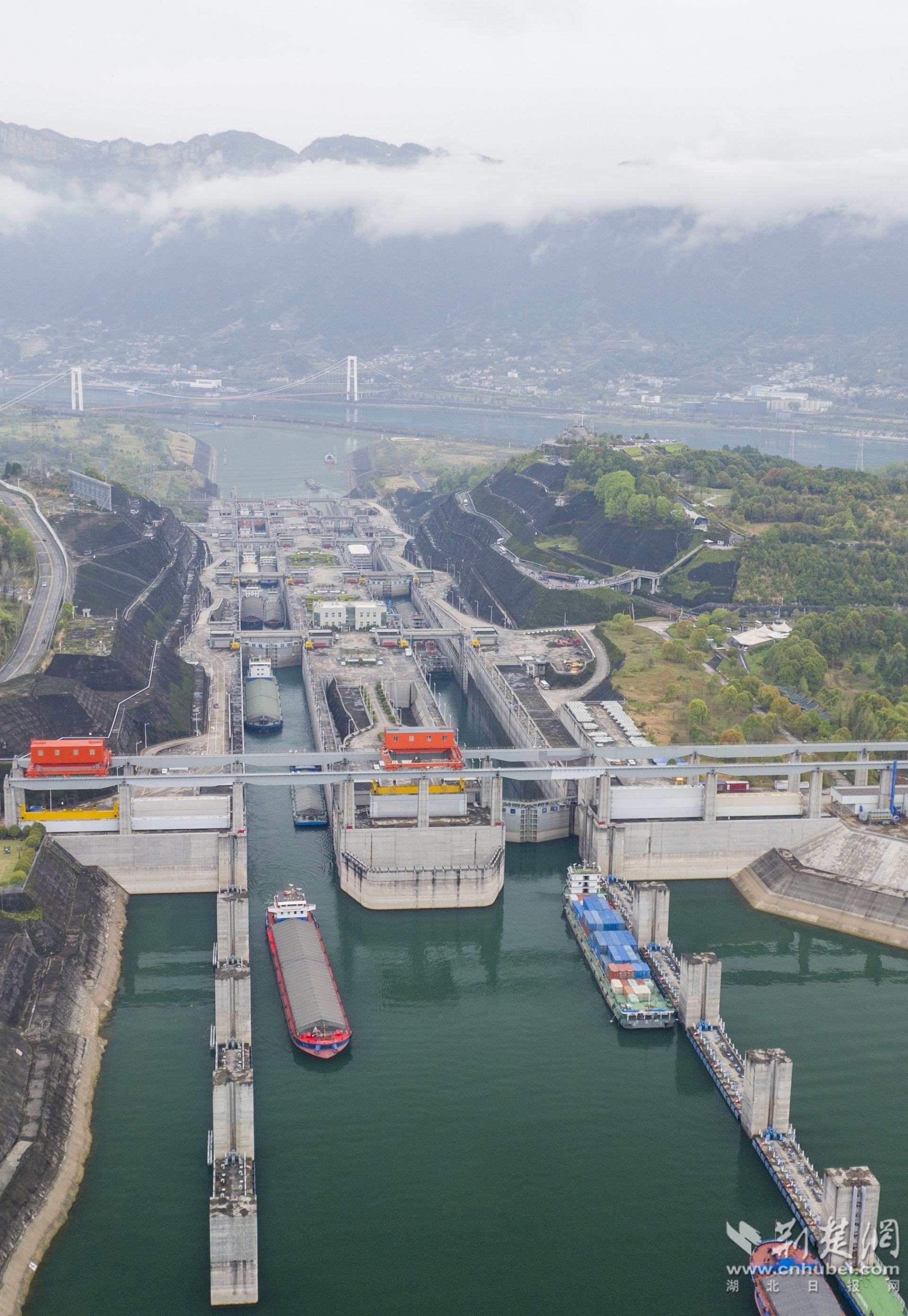 2025年3月28日，来往船舶有序通过三峡五级船闸。 (3).jpg.jpg
