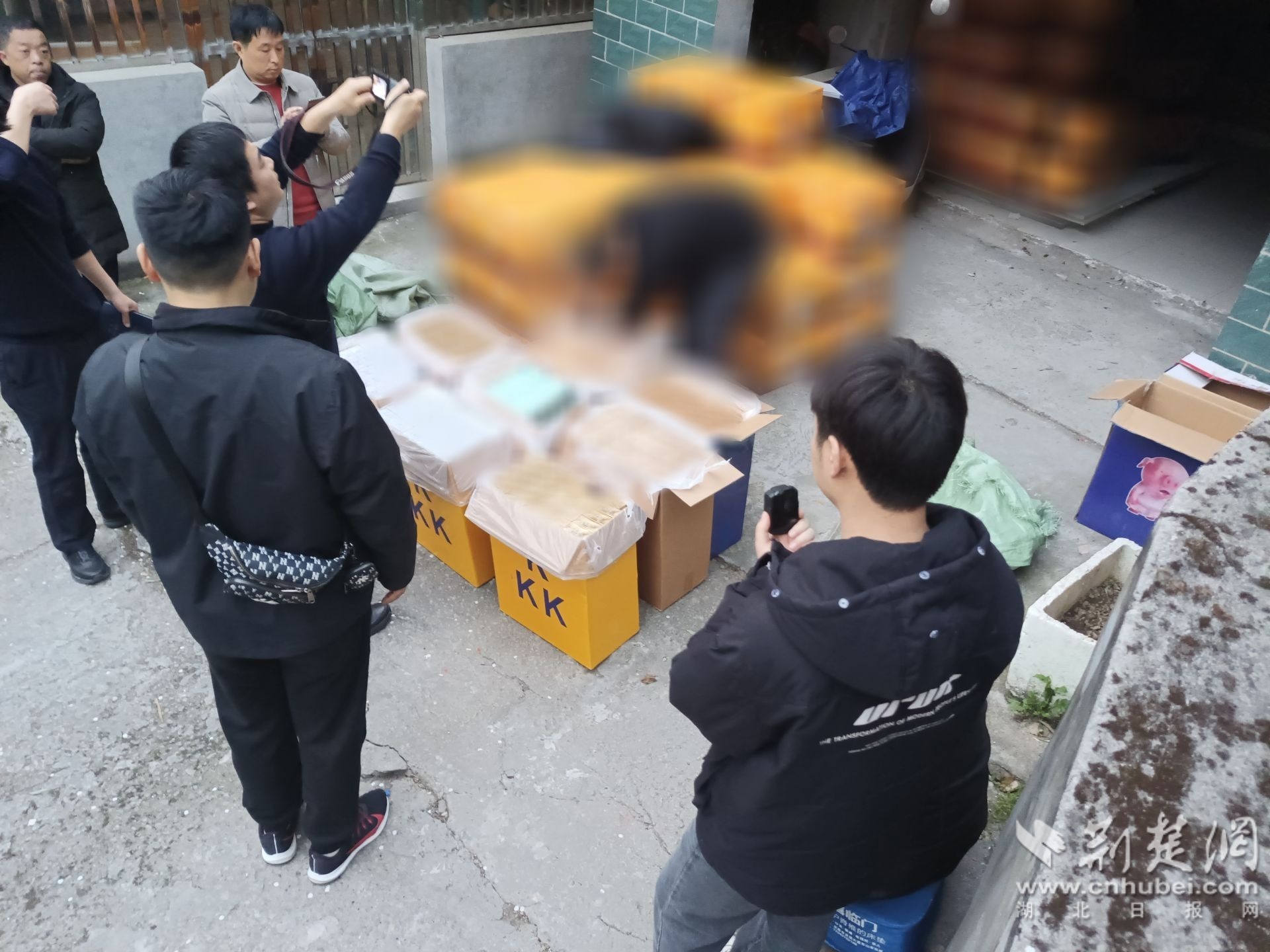 图为长阳土家族自治县公安局民警查扣假冒白酒产品.jpg.jpg