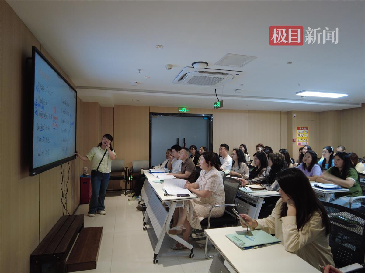 关税战下义乌老板的日常：白天开门做外贸，“早8晚6”学外语