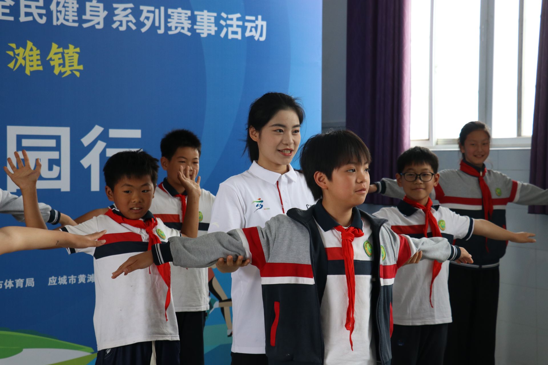 跳水冠军刘蕙瑕带领黄滩镇中心小学的学生们体验热身操 易攀锋摄.jpg.jpg