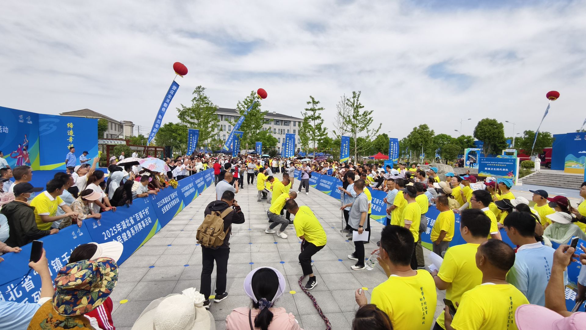 应城市黄滩镇运动会，拔河比赛紧张激烈 李梦婷摄2.jpg.jpg