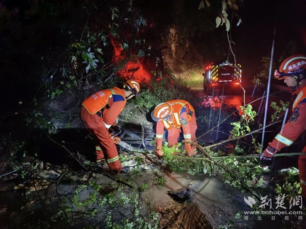 消防部门连夜清理路障.jpg.jpg