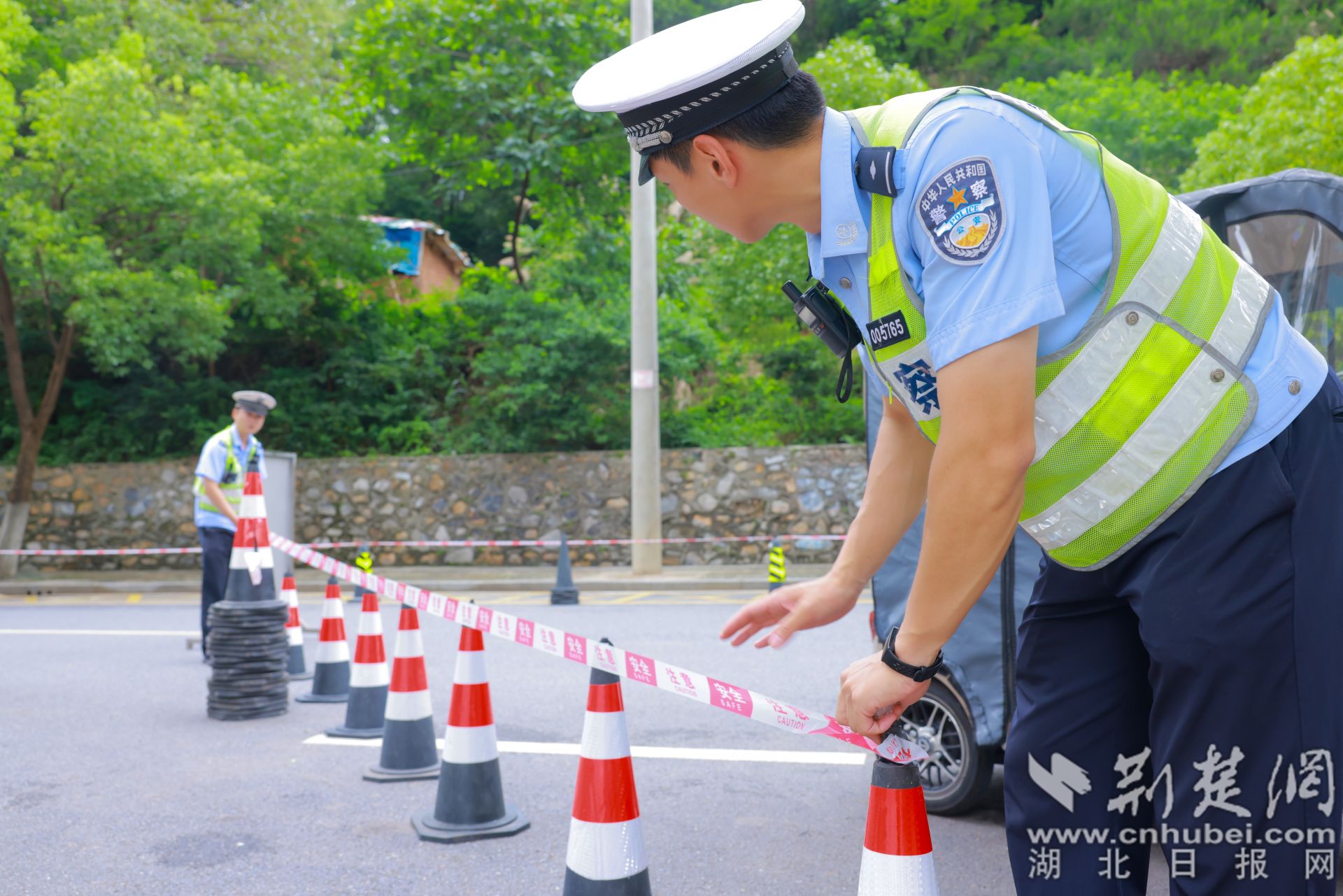 黄石市公安局交通管理支队下陆大队民警在黄石市实验中学考点实施交通管制.jpg.jpg