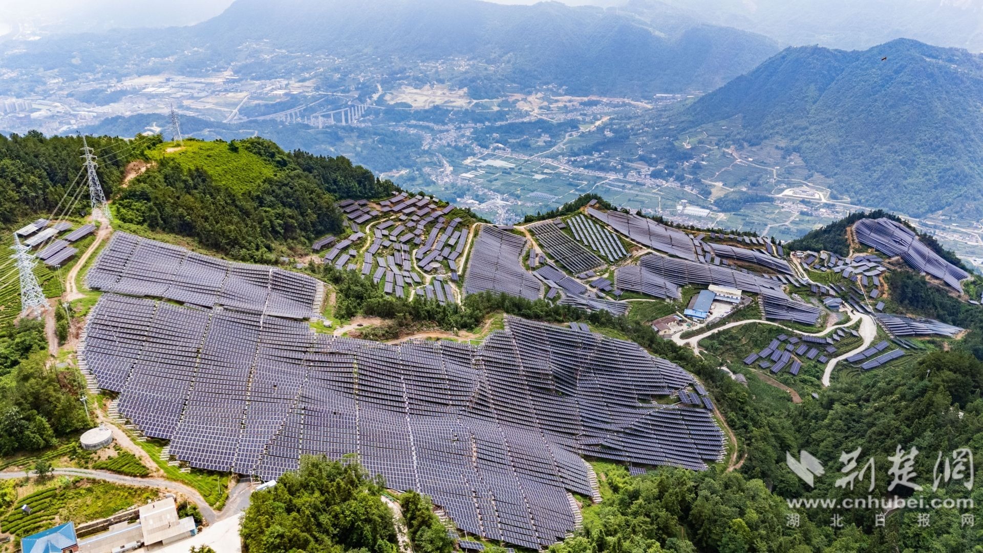 2025年6月24日，在湖北省宜昌市秭归县茅坪镇四溪村，光伏发电设施与茶园、村落相映成景，构成一幅和谐美丽的乡村画卷。彭强摄（无