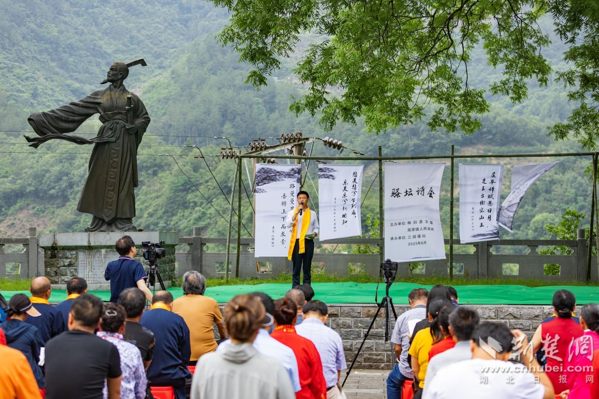 4.秭归县文联主席王猛吟诵自创诗歌.jpg.jpg