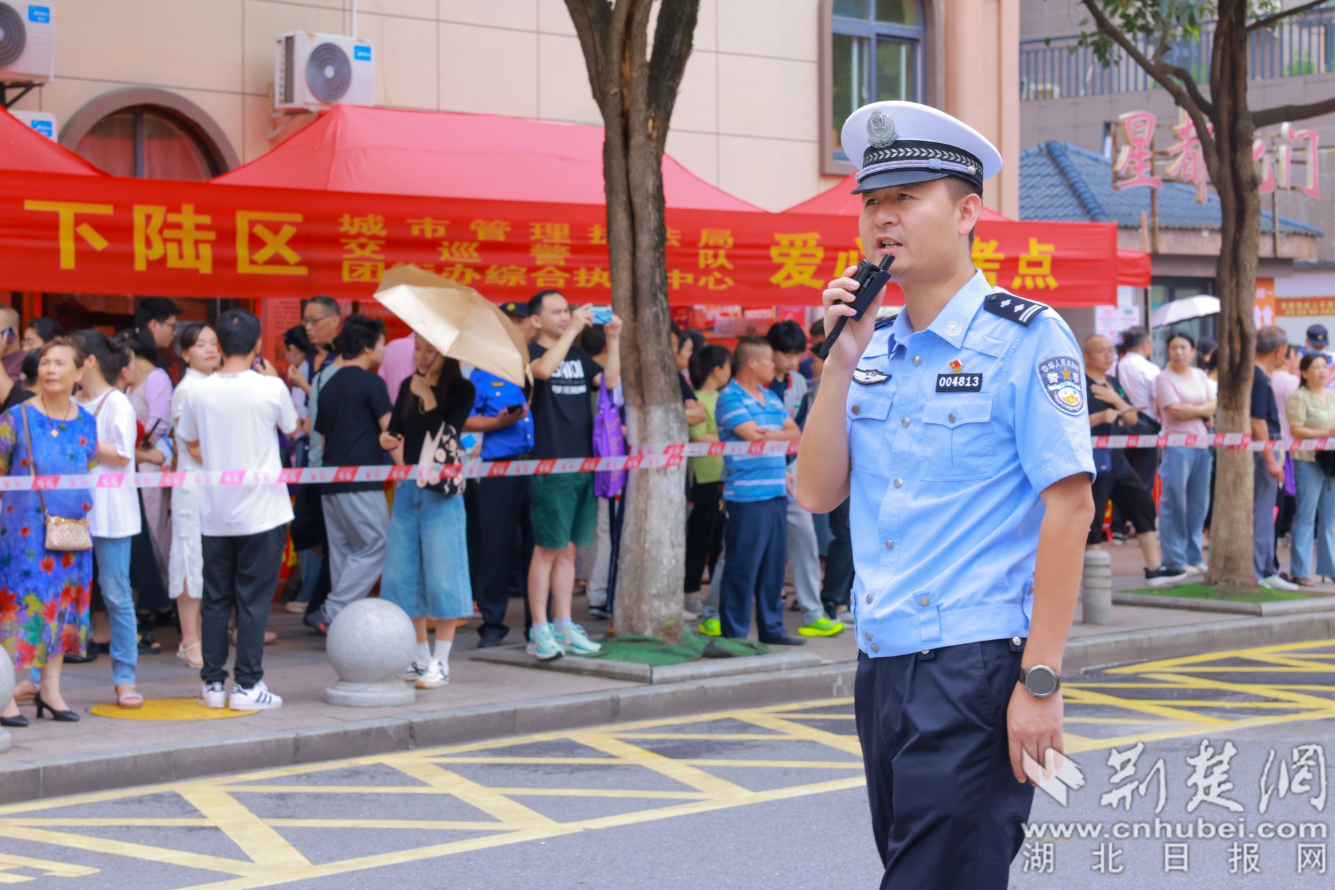 黄石市公安局交通管理支队下陆大队民警在黄石市实验中学考点执勤.jpg.jpg