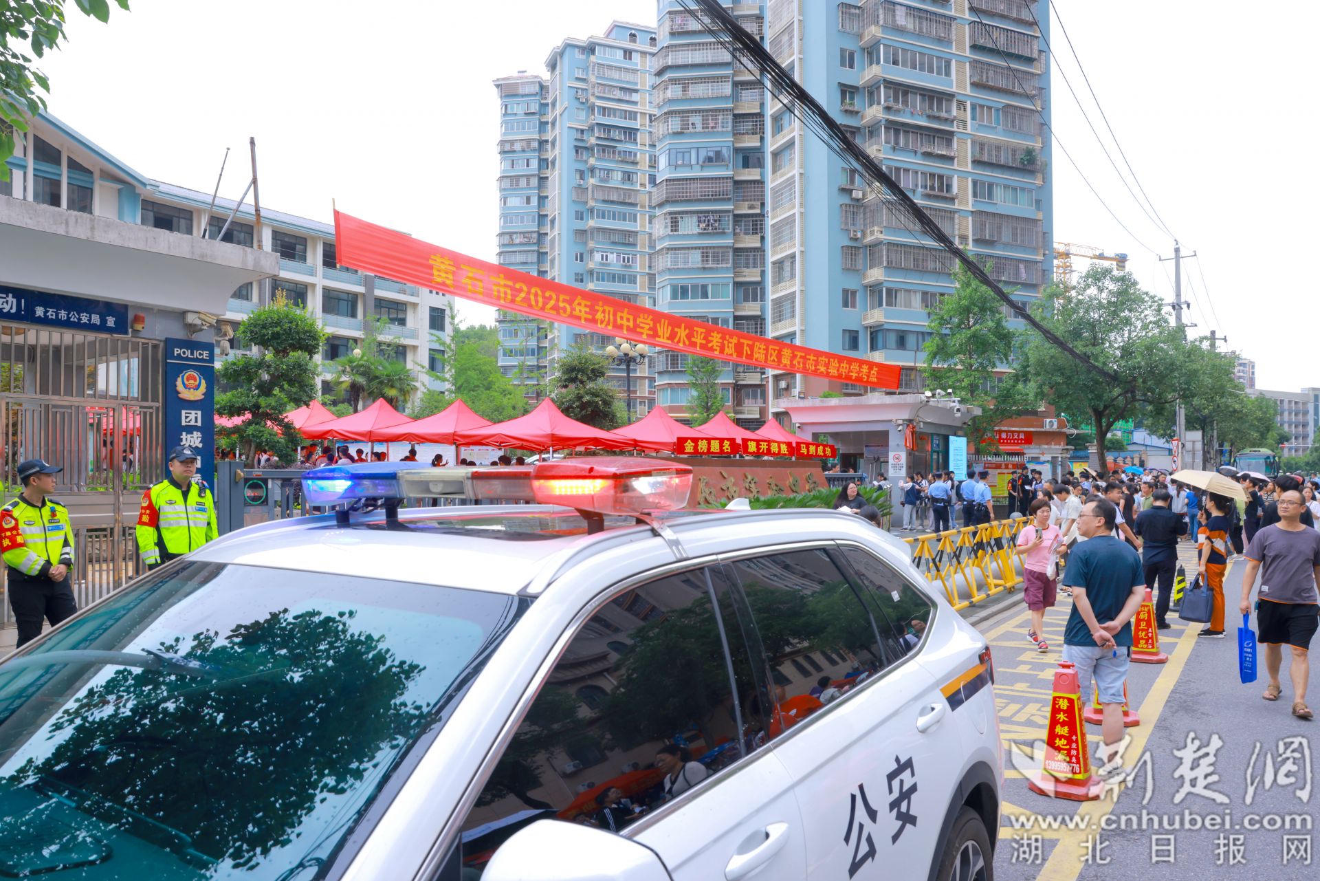 黄石市公安局下陆区分局铁骑队员在黄石市实验中学考点执勤.jpg.jpg