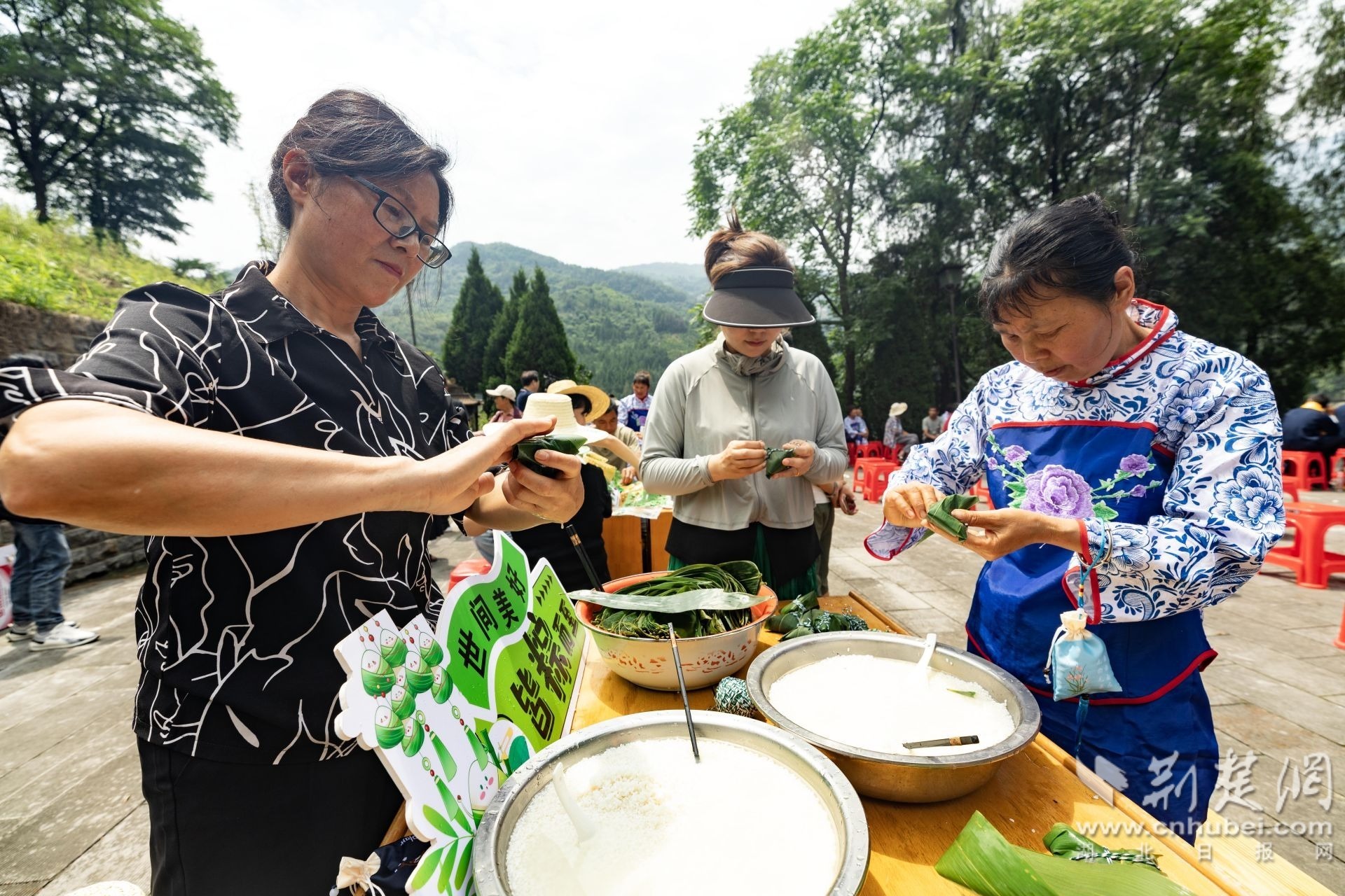 9.诗会现场开展包粽子体验活动.jpg.jpg