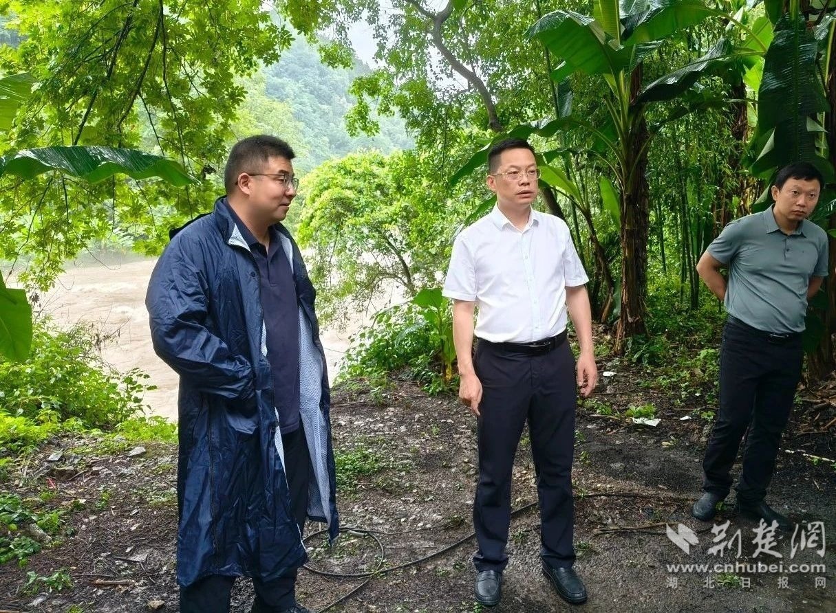 县领导查看重点河道重点河段水情.jpg.jpg