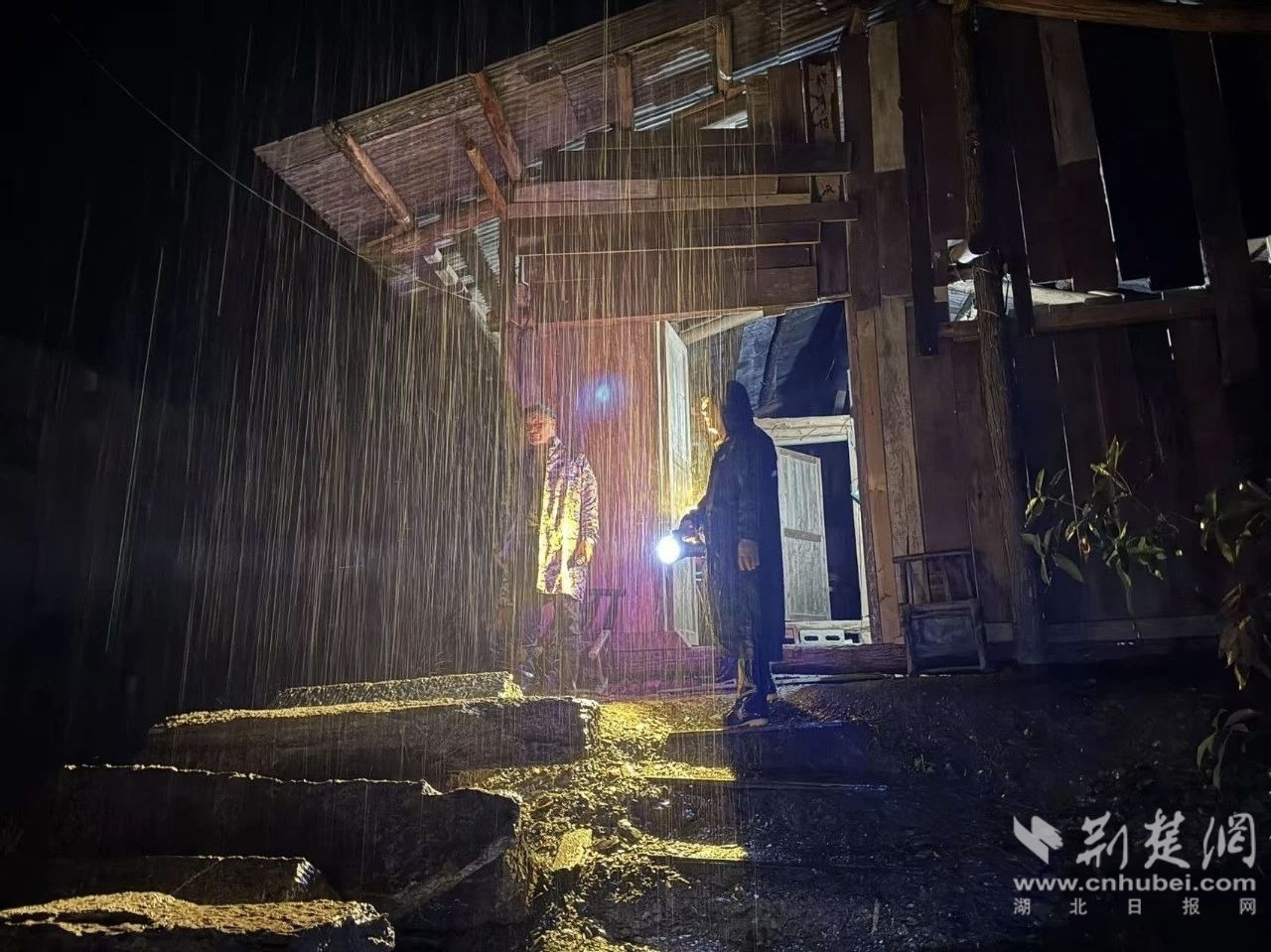 湾潭镇干部冒雨入户查看水情灾情.jpg.jpg