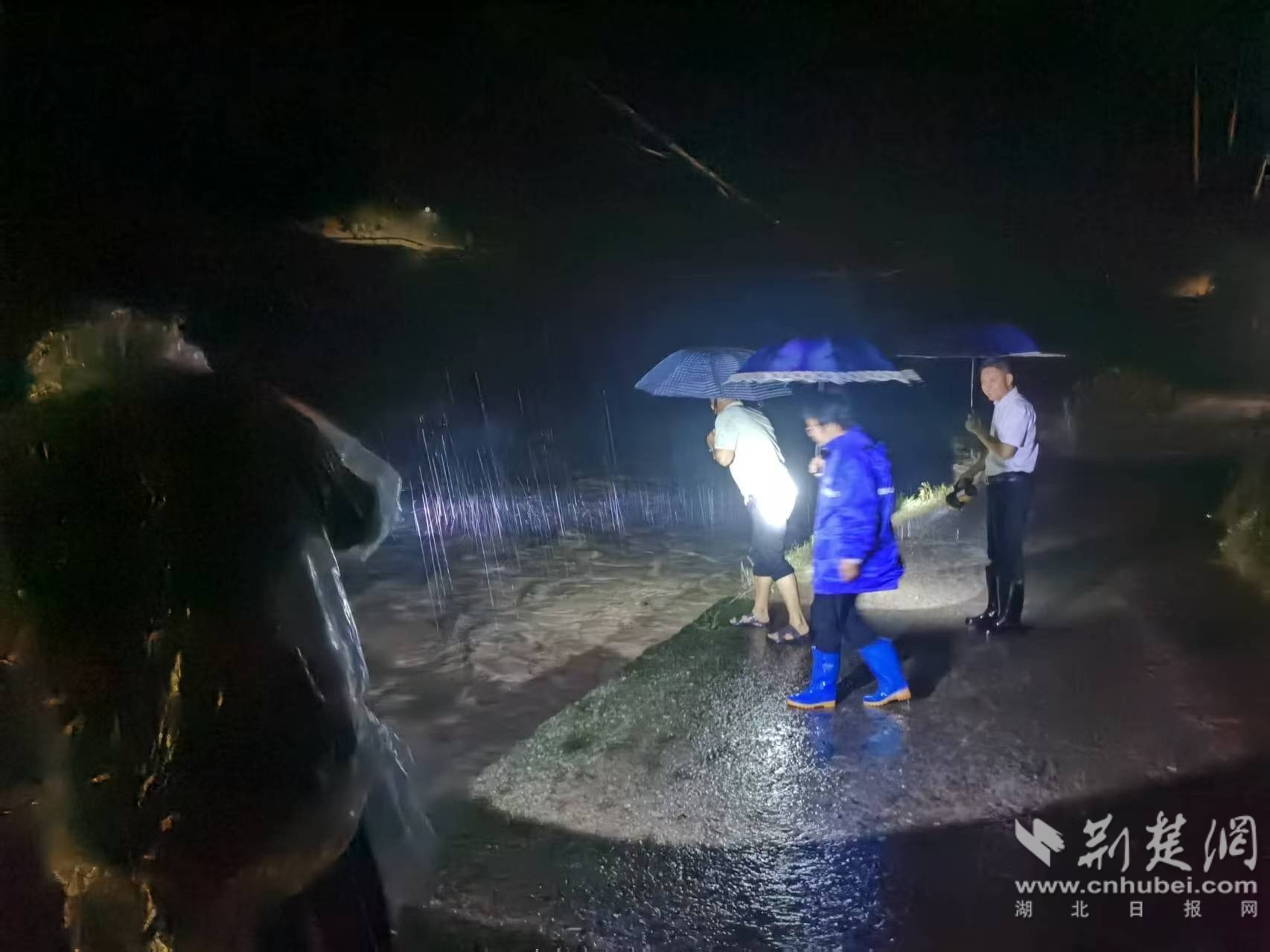 采花乡及时转移群众.jpg