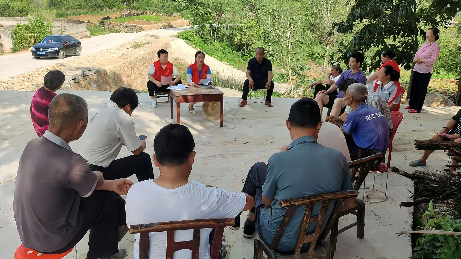 郧阳区谭山镇组织召开场院会，向湾组群众宣传综治中心.jpg.jpg