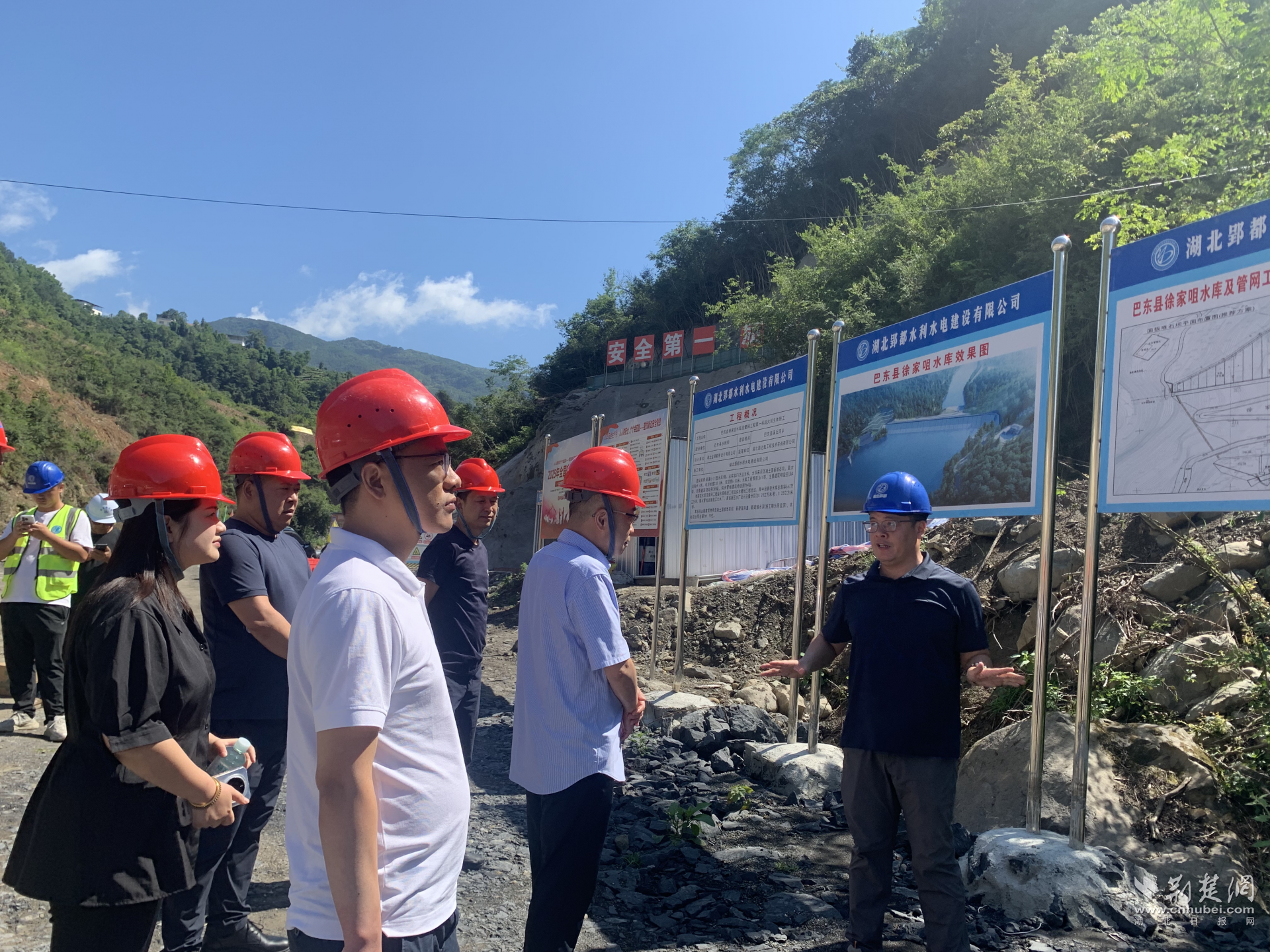 审计人员现场查看水库溢洪道建设进度情况，锚定筑牢防洪屏障的“关键节点”。.png.png