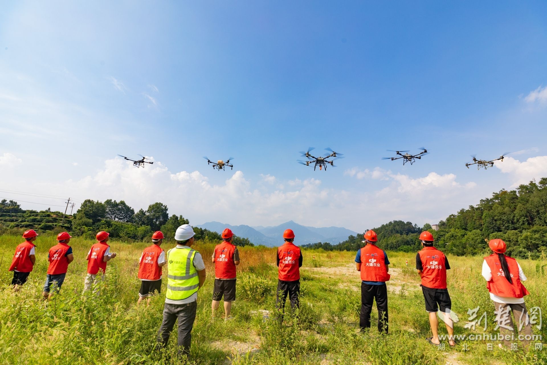 2025年7月9日，在湖北省宜昌市秭归县，学员们正在进行无人机飞行训练。 (2)彭强摄.jpg.jpg