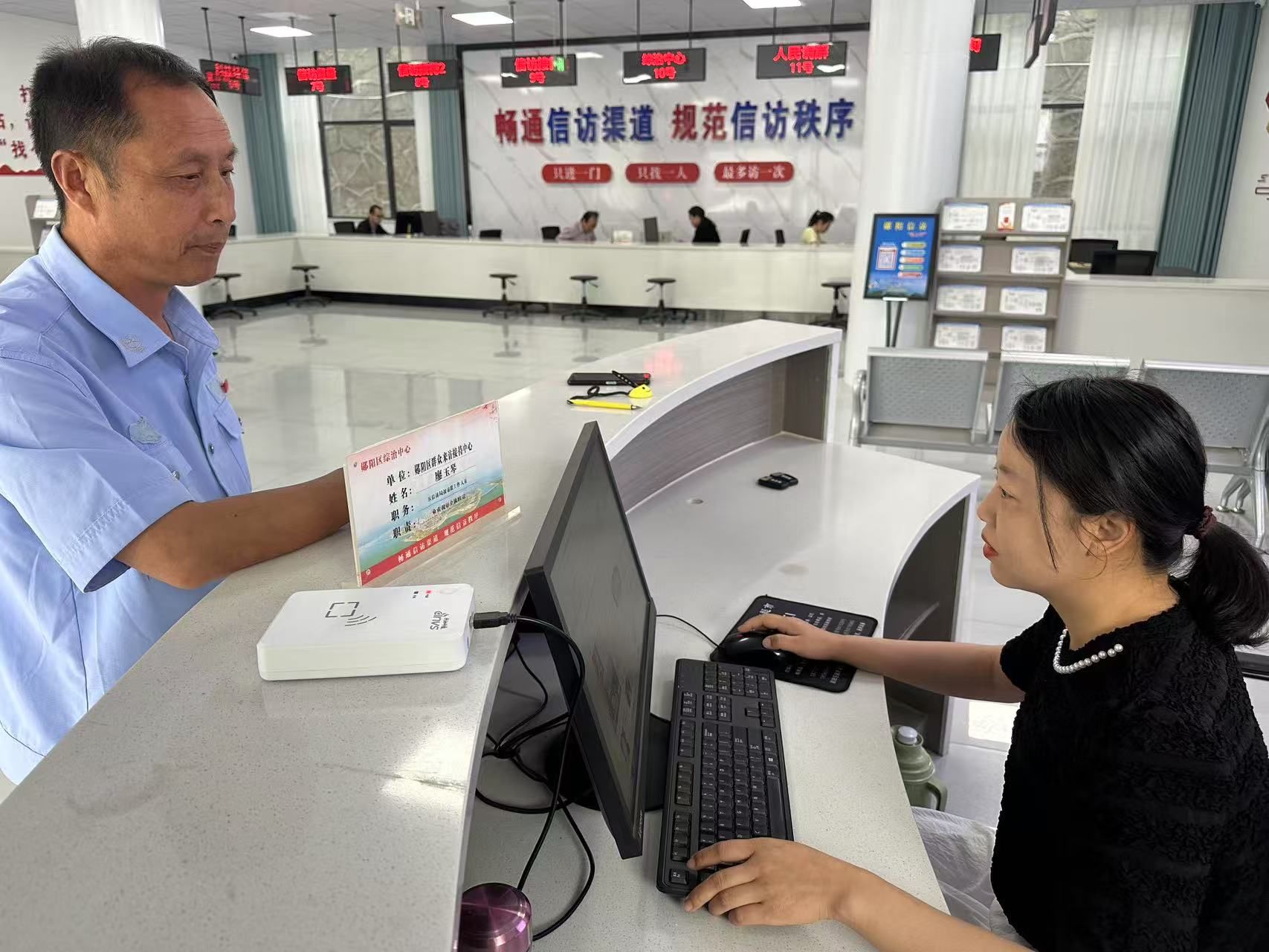 群众在综治中心咨询.jpg.jpg