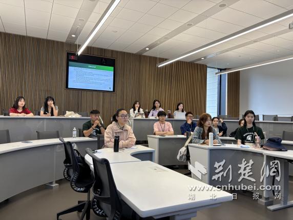 访学团队参与课堂交流.jpg