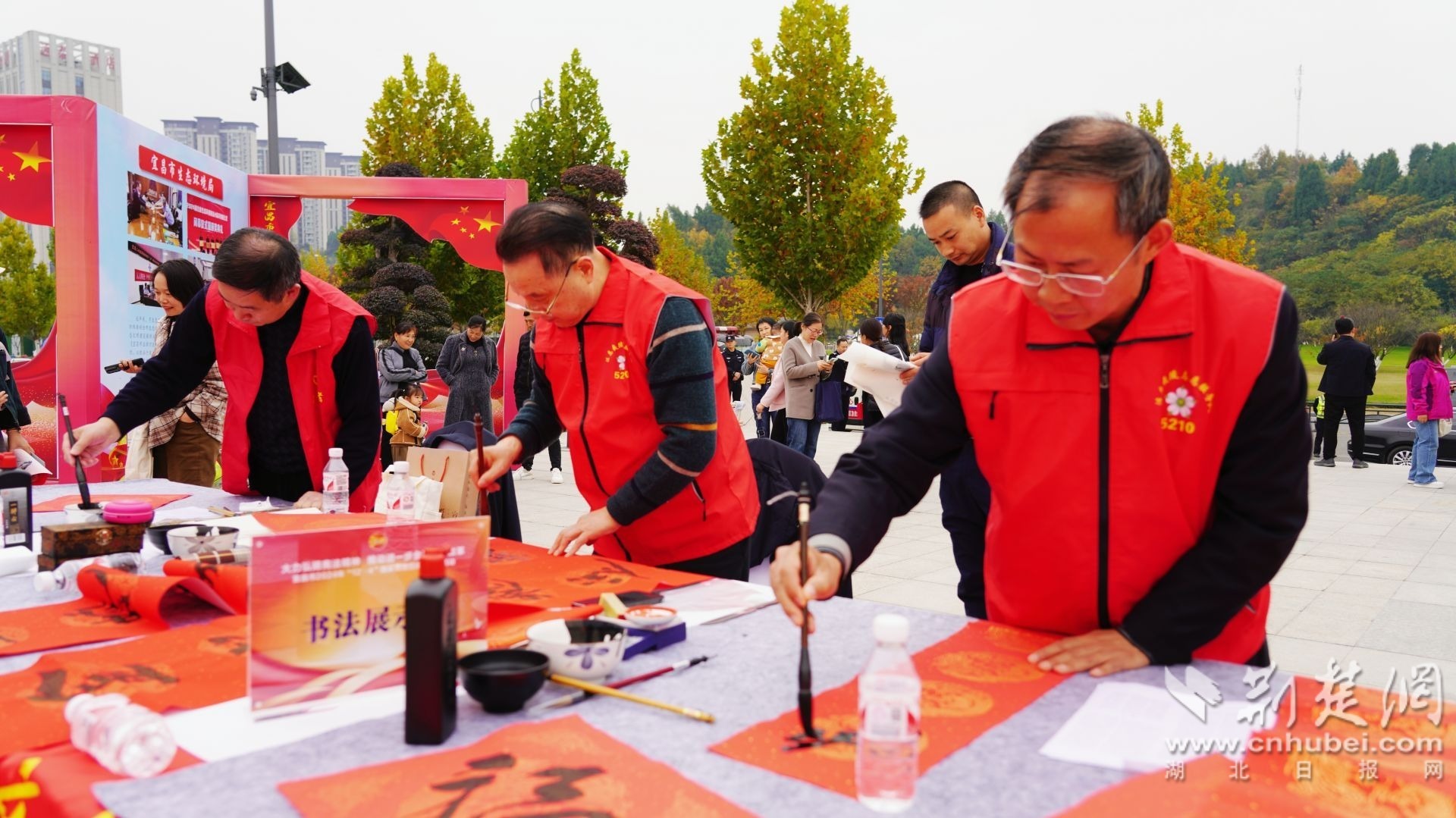 宜昌市2024年“国家宪法日”中宣传活动中，法治书法开启普法新模式.jpg.jpg