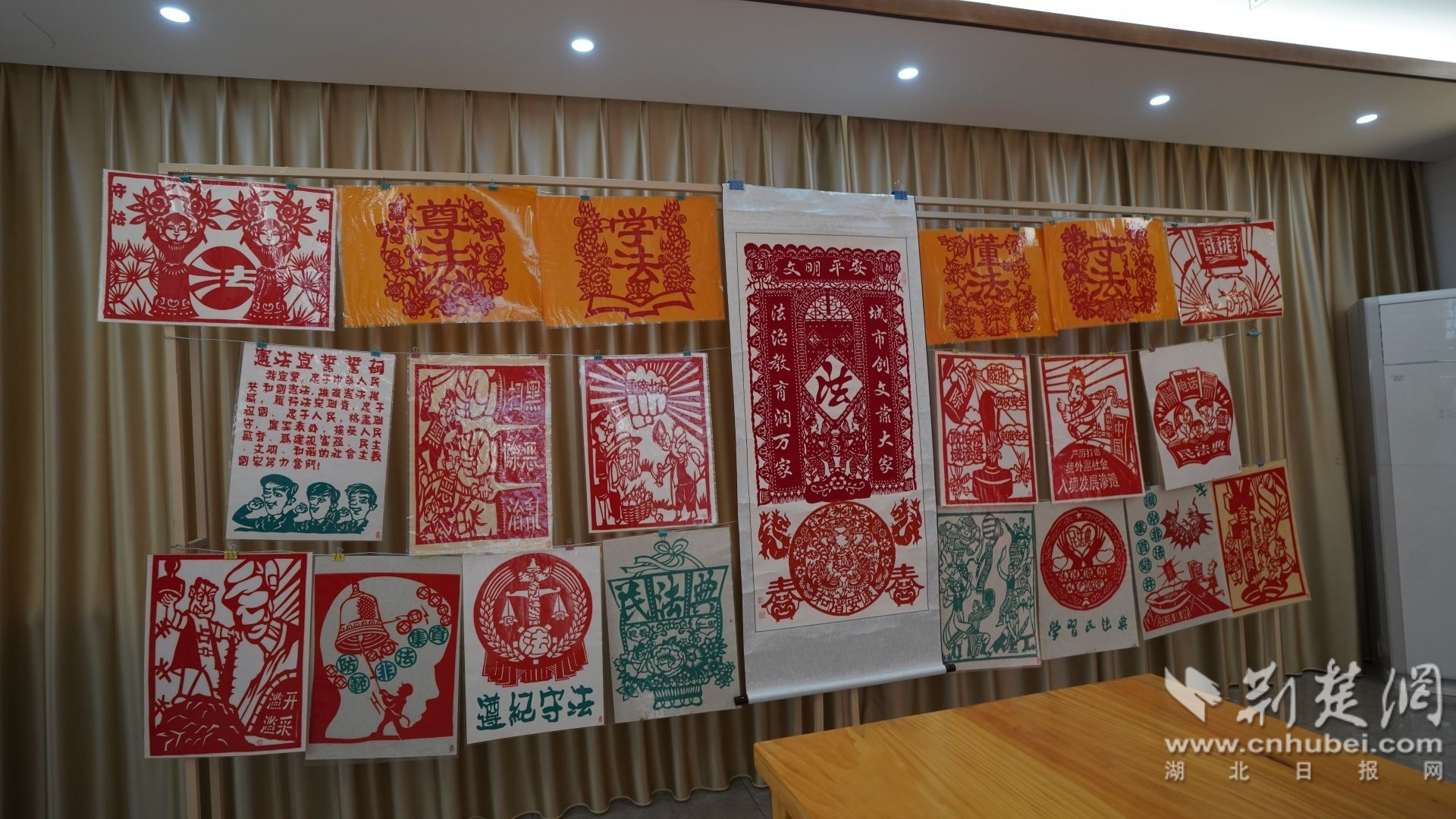 宜都市锦江社区普法剪纸画.jpg.jpg