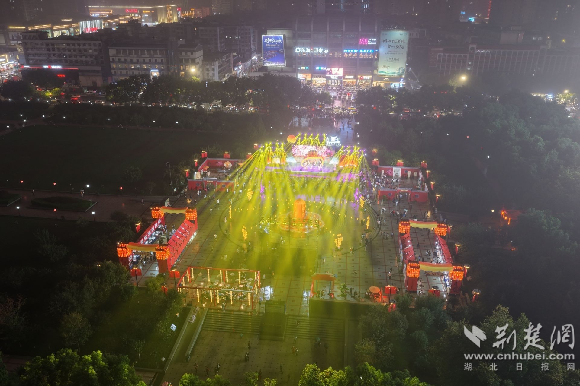 中心广场四周摆放以古城建筑命名的打卡互动区域。宋劲松 摄.JPG.JPG