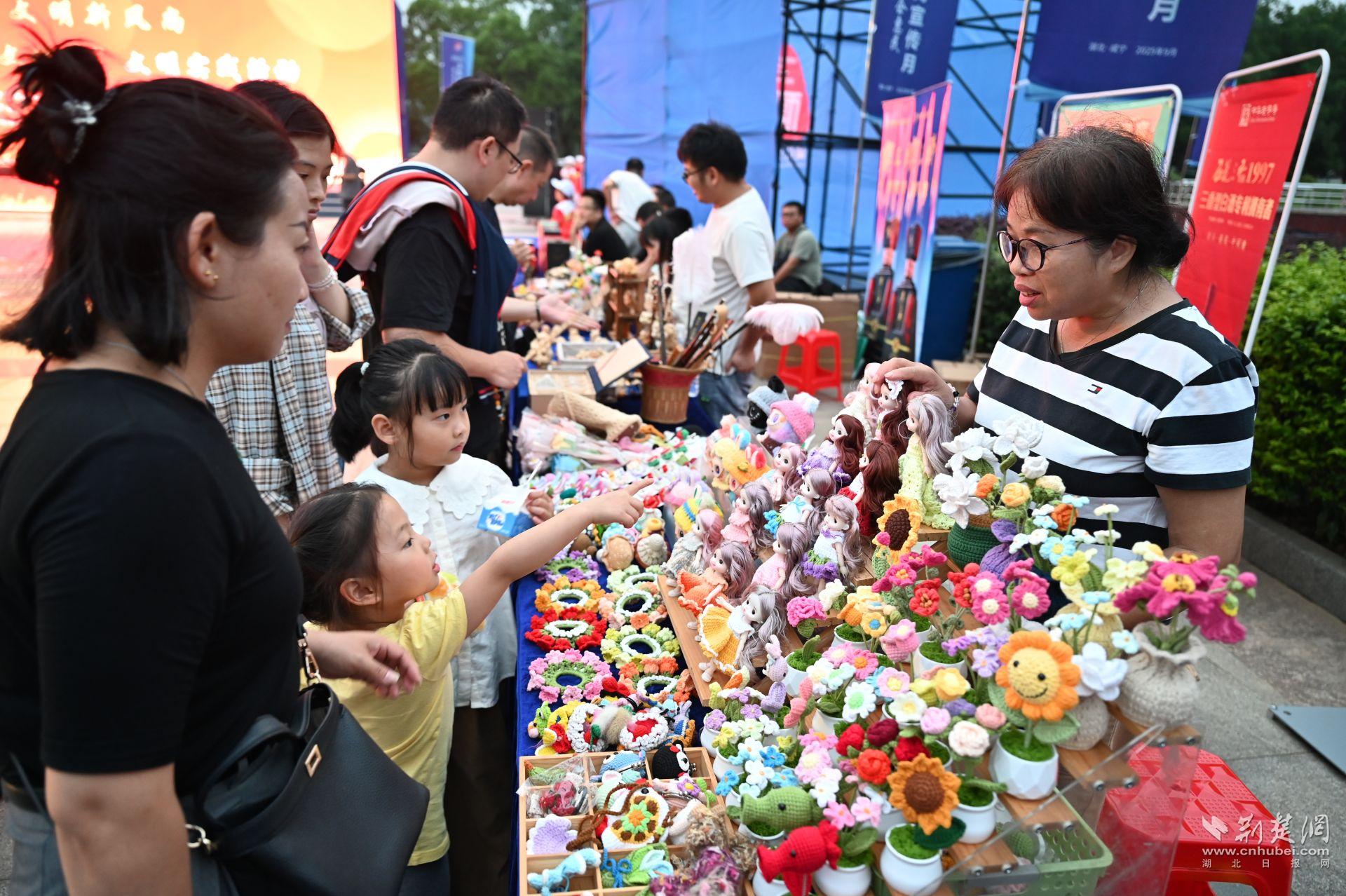 2025年9月22日，社区文化节社区文明集市，居民文创达人的展销作品深受居民欢迎。.JPG.JPG