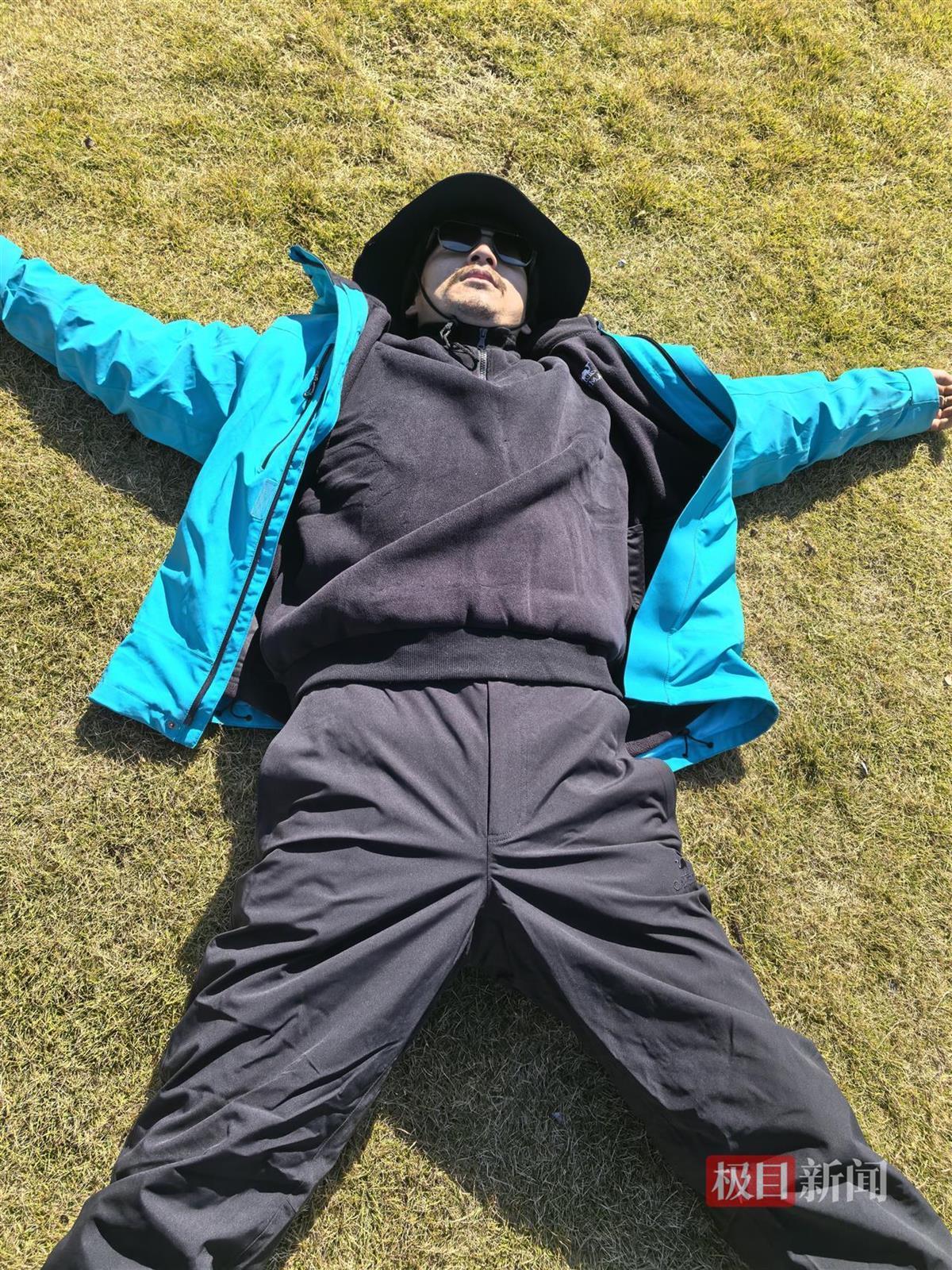 14名荒野求生选手游览七星山后，“文车车”躺在草坪上称想吃羊肉串喝啤酒