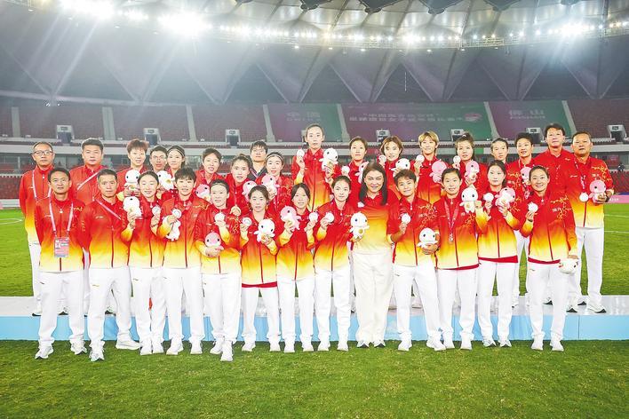 湖北足球历史突破_湖北女足全运会银牌_荆楚健儿闪耀大湾区 祝贺湖北u20男足夺得十五运会金牌！