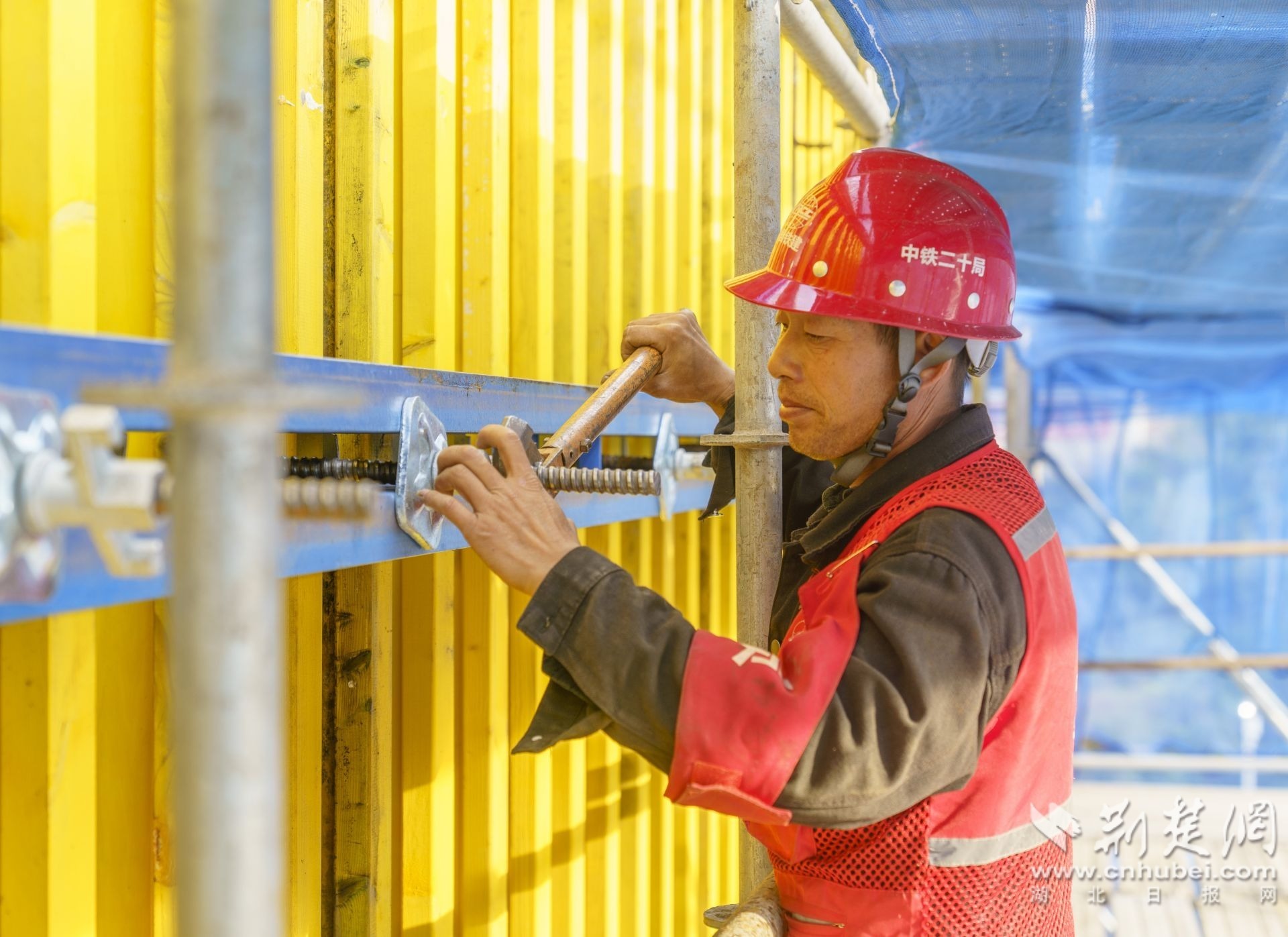 2025年11月26日，湖北省宜昌市秭归县，房五高速橘颂特大桥建设现场，工人检查脚手架螺丝.JPG.JPG