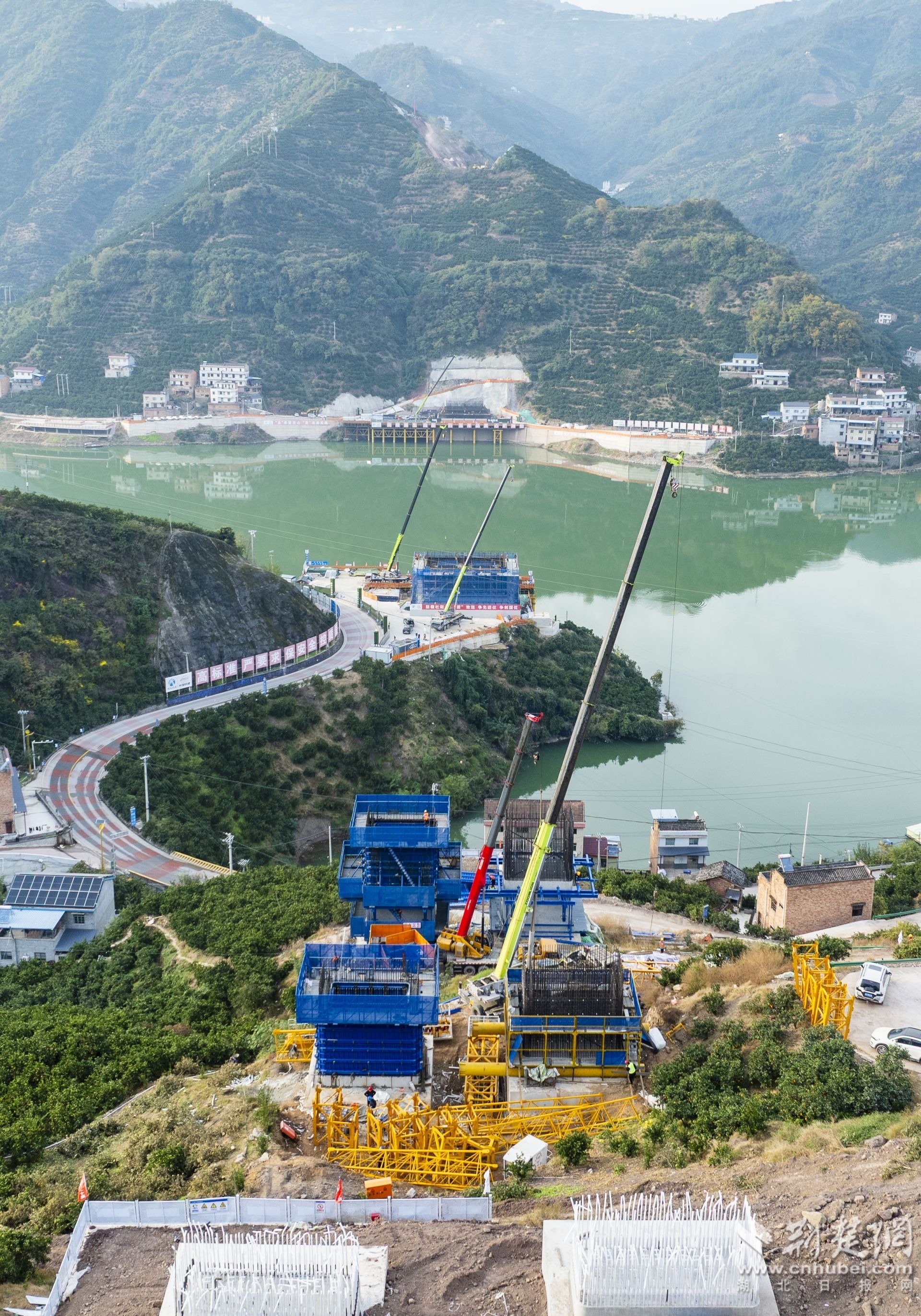 2025年11月26日，湖北省宜昌市秭归县，房五高速橘颂特大桥建设现场，工人加紧建设桥墩.JPG.JPG