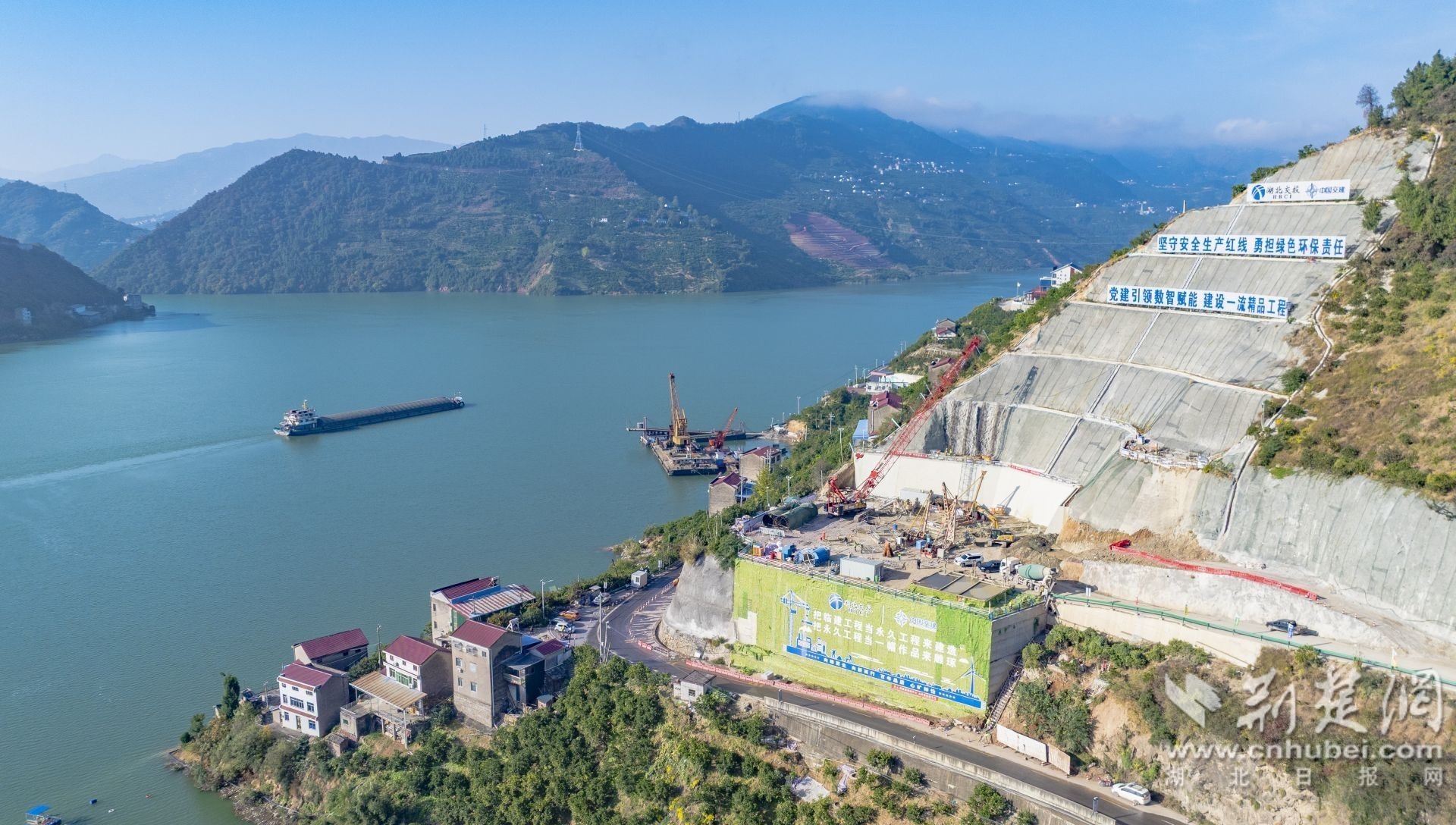 2025年11月26日，湖北省宜昌市秭归县，房五高速沙镇溪长江大桥建设现场，工人抢抓工期加紧建设.JPG.JPG