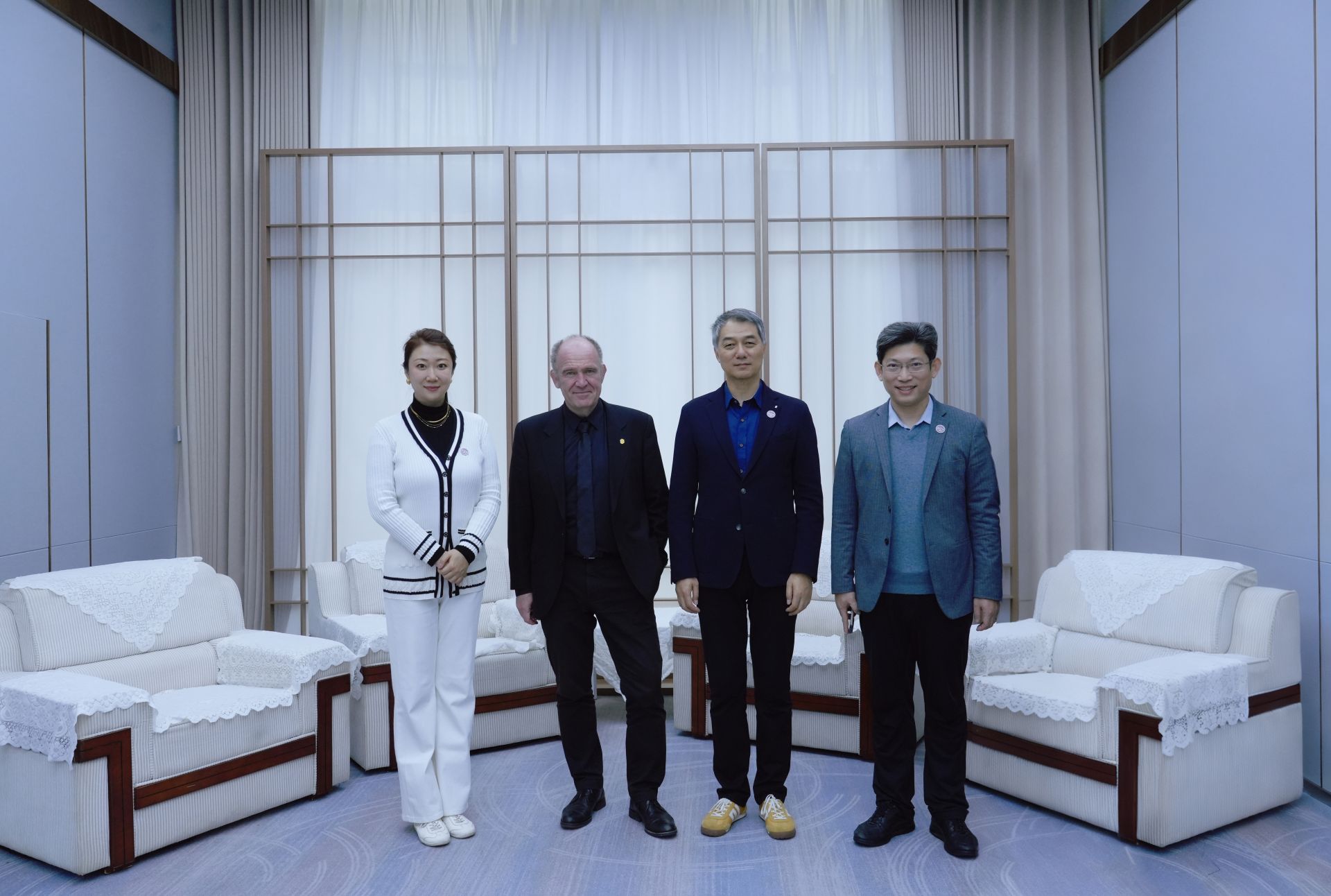 03 刘玉龙、张维与吉姆·科斯塔·卡尔萨米莉亚交谈.jpg.jpg